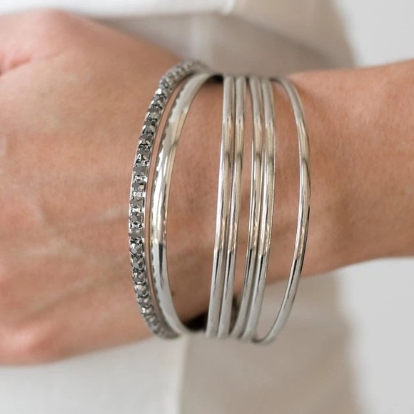 Paparazzi Gorgeous in Glitter Silver Bracelet NWT - Picture 1 of 5